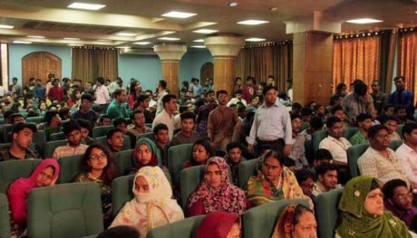 আইডিয়াল কলেজ এইচএসসি শিক্ষার্থীদের বিদায় ও সংবর্ধনা দিলো