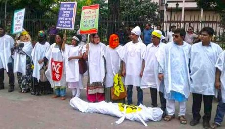 চাকরিতে প্রবেশসীমা ৩৫ করার দাবিতে কাফন মিছিল করেছেন শিক্ষার্থীরা